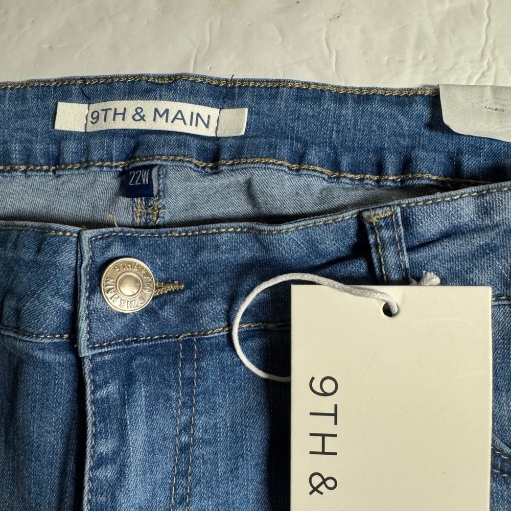 9th & Main Womens 22W Mid Rise Capri Jeans Floral Embroidered Medium Wash Denim - Picture 3 of 8